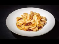 Cerdo con bambú y setas